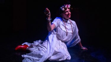 “Es un material muy sensible y hermoso”, dice Laura Azcurra sobre la dramaturgia de “Frida ¡Viva la vida!”