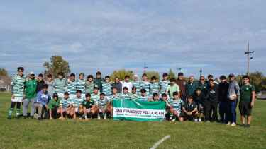 La división M18 le dedicó una bandera a Juan Molla Klein. Foto: Marabunta Rugby Club.