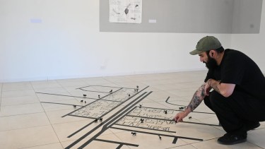 Las obras que componen la muestra invitan a reflexionar sobre los límites de las disciplinas y la representación. (Foto: Florencia Salto)