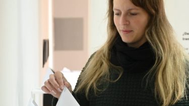 La Sala Saraco de Neuquén inaugura una muestra compartida por tres artistas que apelan a un espectador activo y curioso