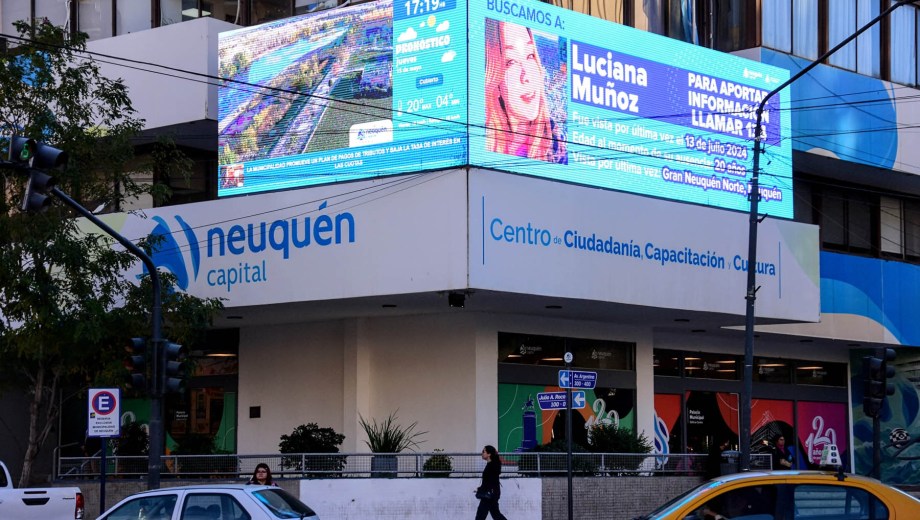 La pantalla del municipio exhibe los datos y el rostro de Luciana Muñoz en busca de aportes para la investigación (foto Cecilia Maletti)