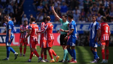 El VAR salvó de la expulsión a Julián Álvarez en el empate del Atlético Madrid