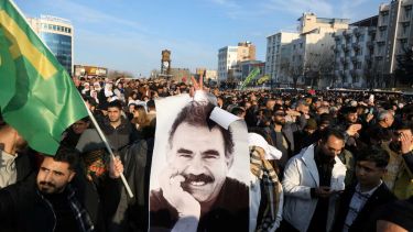 La imagen del histórico líder del PKK, Abdullah Öcalan, en una manifestación de febrero este año. (Gentileza)