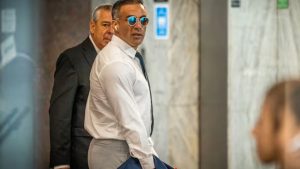 Golpes y escándalo: el descontrol de Leopoldo Luque al ingresar al juicio de Maradona