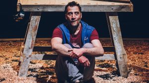 Luciano Cáceres llega a Neuquén y Río Negro con un premiado unipersonal, «Muerde»