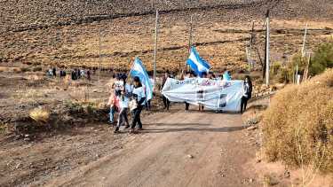 Marcha por el crimen de Diego Sixto en un paraje cercano a Villa Llanquin. Foto Gentileza Limay TV.