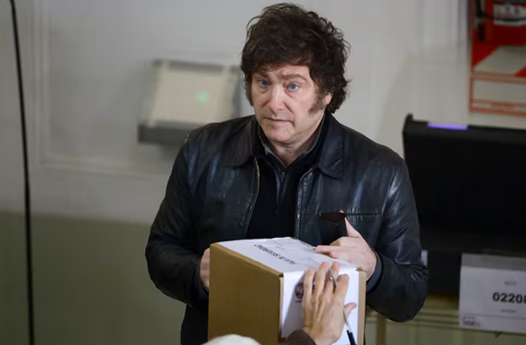 Le negaron el saludo a Javier Milei en las elecciones en Buenos Aires: qué dijo sobre la denuncia de fake news
