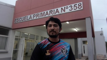 Jonatan Hueitra es portero en una escuela de Centenario y dona sangre y plaquetas de manera habitual. Foto: Oscar Livera. 