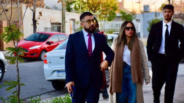 El fiscal Narváez y la asistente letrada Tanya Cid durante uno de los allanamientos de este viernes. (Matías Subat)