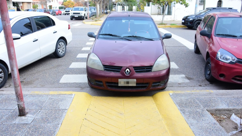 Estacionamientos indebidos, en el puesto número uno de las fotomultas en Neuquén. (Foto: Cecilia Maletti).