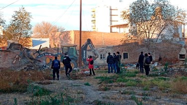 Video | Así demolieron dos aguantaderos en Cipolletti: «Era imposible vivir en estos barrios», dijo Buteler