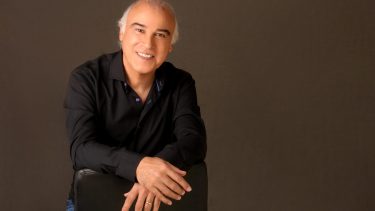 Paz Martínez, acaso el último romántico de la canción popular de habla hispana, ofrecerá dos conciertos, el viernes y sábado próximos, en el Cine Teatro Español de Neuquén.