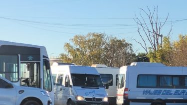 No les pagan a las combis de escuelas rurales cerca de Cutral Co y Huincul y realizaron una protesta