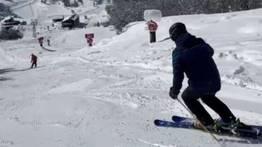 El Cerro Perito Moreno, cerca de El Bolsón, se alista para una larga temporada de esquí, con nuevas comodidades y la promesa de nieve asegurada hasta la base. Foto gentileza Laderas. 