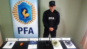 Desbarataron un punto de venta de drogas frente a una escuela primaria en Roca: hay un detenido
