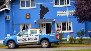 Usó una mesa como escudo para salvar su vida: su pareja la apuñaló y quedó detenido en Villa La Angostura