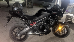 Paseaban en una moto de alta gama en Roca y un control policial los metió en problemas: qué pasó