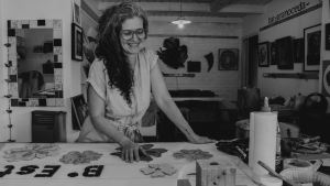 La artista Bárbara Noceda embellece las escaleras de un barrio de Esquel con mosaicos participativos