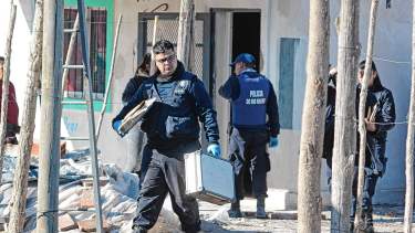 Megaoperativo por el crimen de Julián Dobra en Roca: capturaron a 5 personas, armas y droga. foto: Juan Thomes