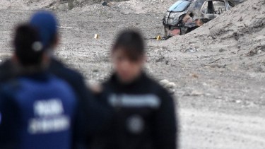 Julián Dobra tenía un tiro en la cabeza e incendiaron su auto y lo abandonaron en las afueras de Roca