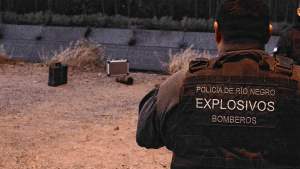 Apareció un proyectil naval en el Canal Grande y se activó un operativo en Roca: lo encontraron chicos jugando