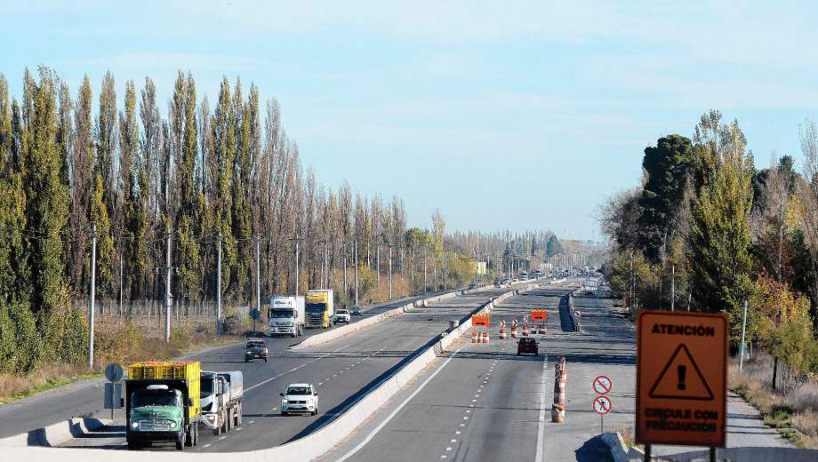 La Nación continuará la obra de la ruta 22, pero falta acordar los ingresos de Roca y Cipolletti. Foto: Juan Thomes.