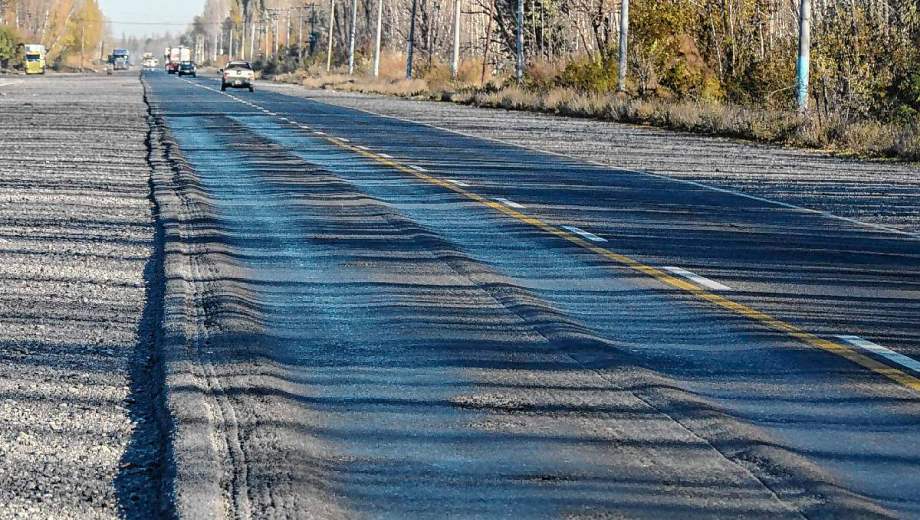El tramo de la ruta 22 entre Chichinales-Cipolletti está alcanzada por contratos vigentes y no estará en la primera instancia. Foto: Juan Thomes/Archivo.