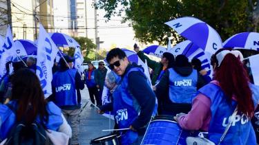UPCN cortó la calle en el centro de Neuquén, pero esta vez no para protestar. (Foto: Matías Subat).