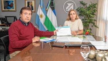 
Al mediodía, el gobernador Weretilneck se reunió y firmó con la intendenta de General Roca, María Emilia Soria.