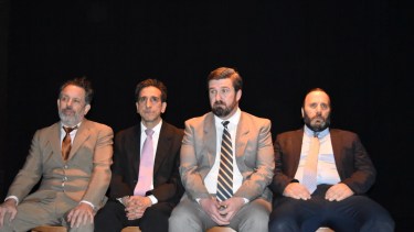 Cuatro visitadores médicos buscan recuperar a sus mujeres y hacen de todo para lograrlo, sólo que sin lograrlo. 