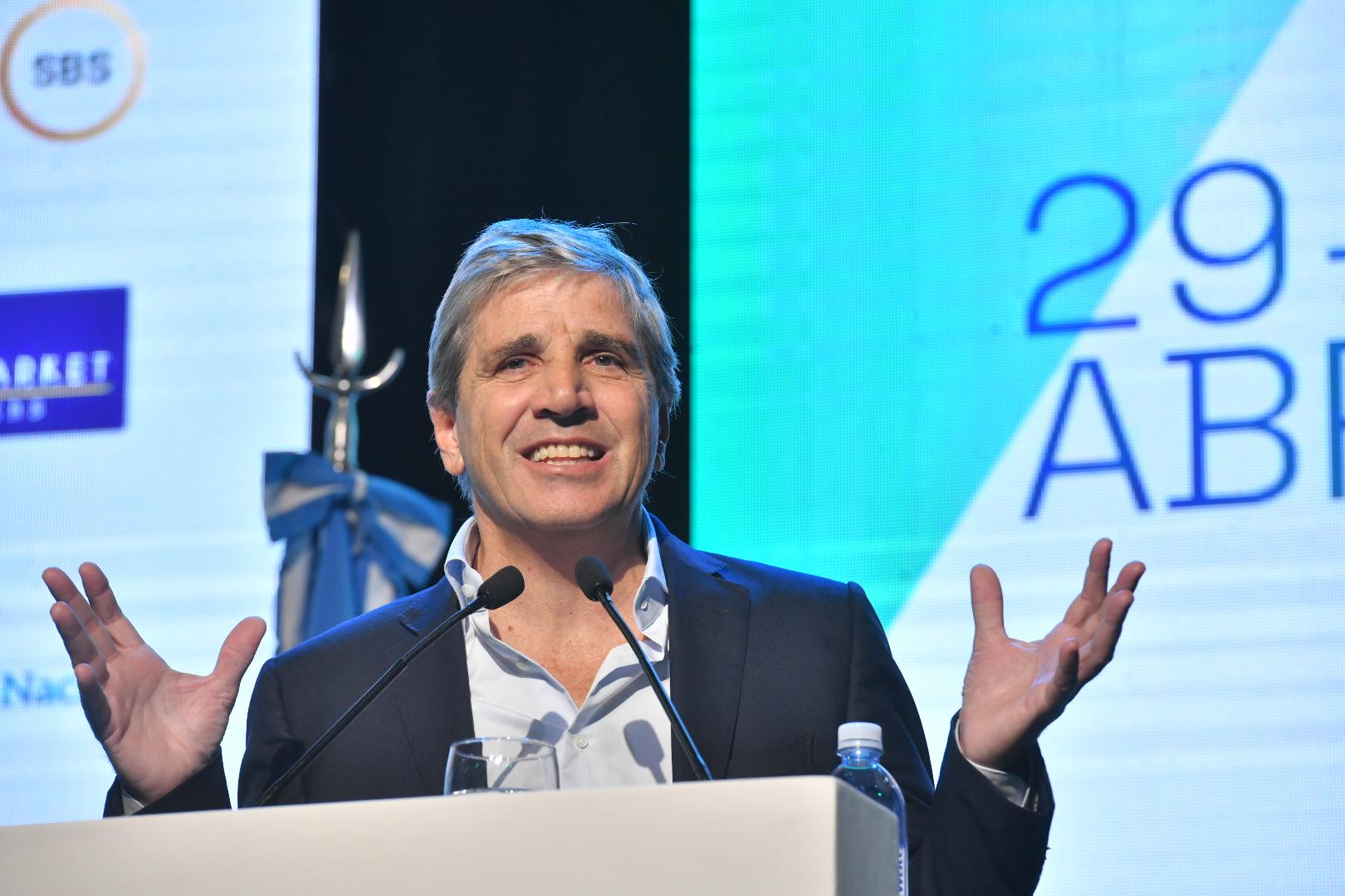 El «neo blanqueo» de Luis Caputo y las dificultades para que aparezcan «los dólares del colchón»