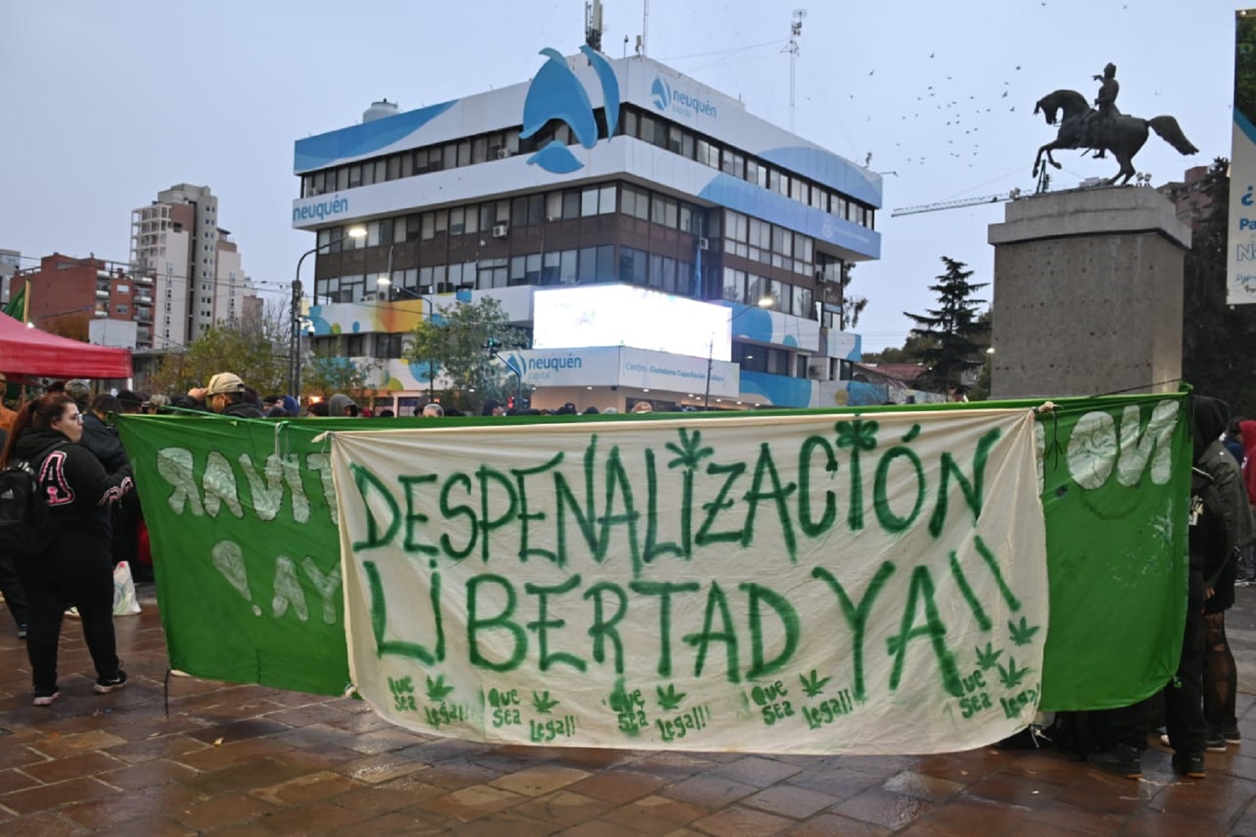 Los organizadores celebraron la concurrencia de la "comunidad canábica" en Neuquén a pesar de la lluvia. Foto: Florencia Salto. 