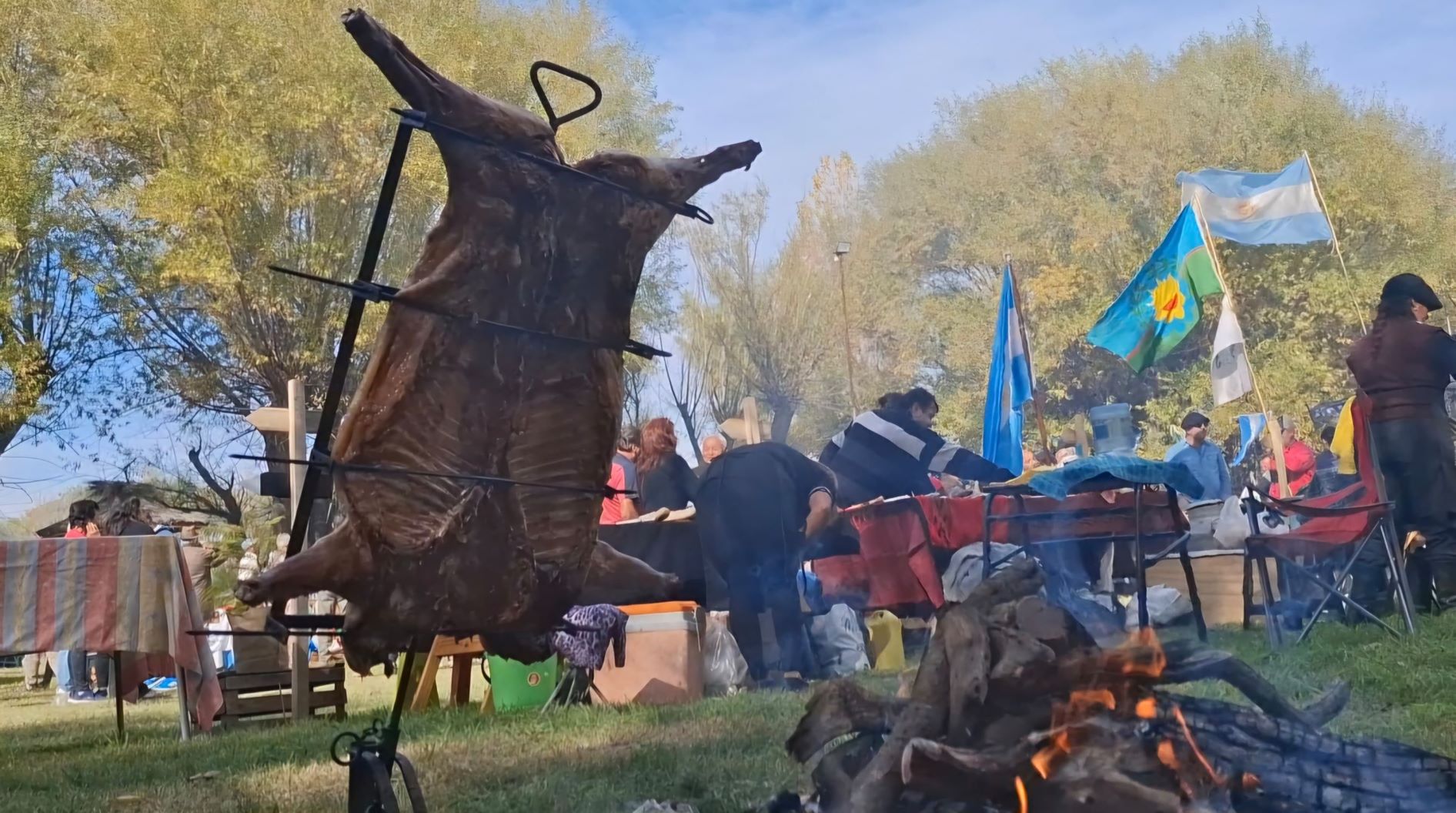 Guardia Mitre: esta dupla de Puerto Madryn son los mejores asadores de jabalí del país