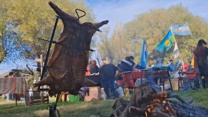 Guardia Mitre: esta dupla de Puerto Madryn son los mejores asadores de jabalí del país