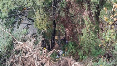 El vehículo cayó al cauce de agua frente al acceso al cerro Tronador. Foto: gentileza Noticias del Bolsón.