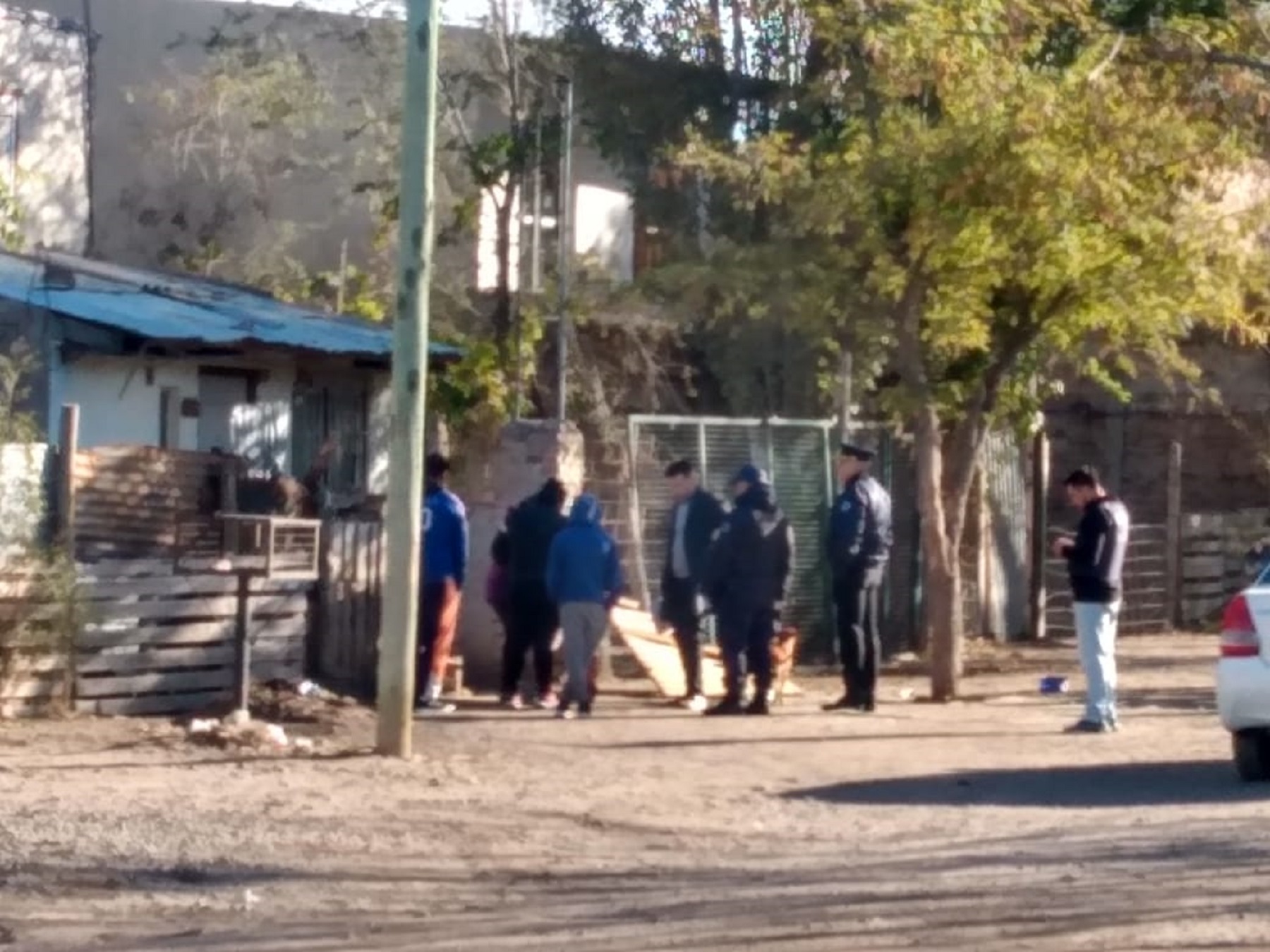 Allanamientos por el crimen de Julián Dobra en Roca. Crédito Juan Thomes.