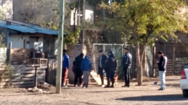 Allanamientos por el crimen de Julián Dobra en Roca. Crédito Juan Thomes.