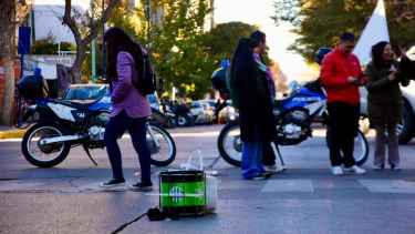 El gremio corta el tránsito sobre la calle La Rioja. Foto: Matías Subat.