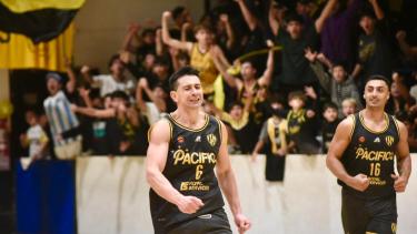 Maranguello y Pane, dos de los puntos más altos de Pacífico en la gran victoria ante Español. (Matías Subat)