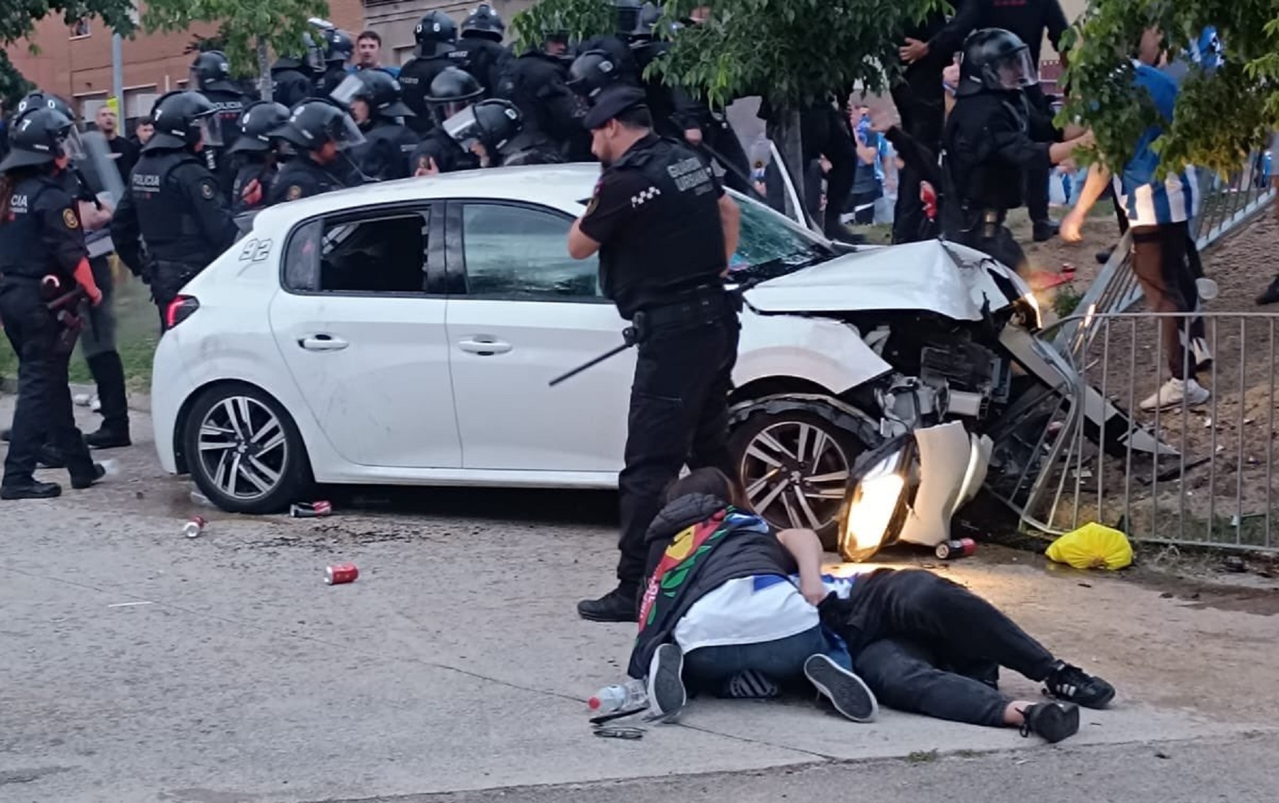 Dramático accidente en Barcelona: una mujer atropelló a hinchas y hay al menos 13 heridos