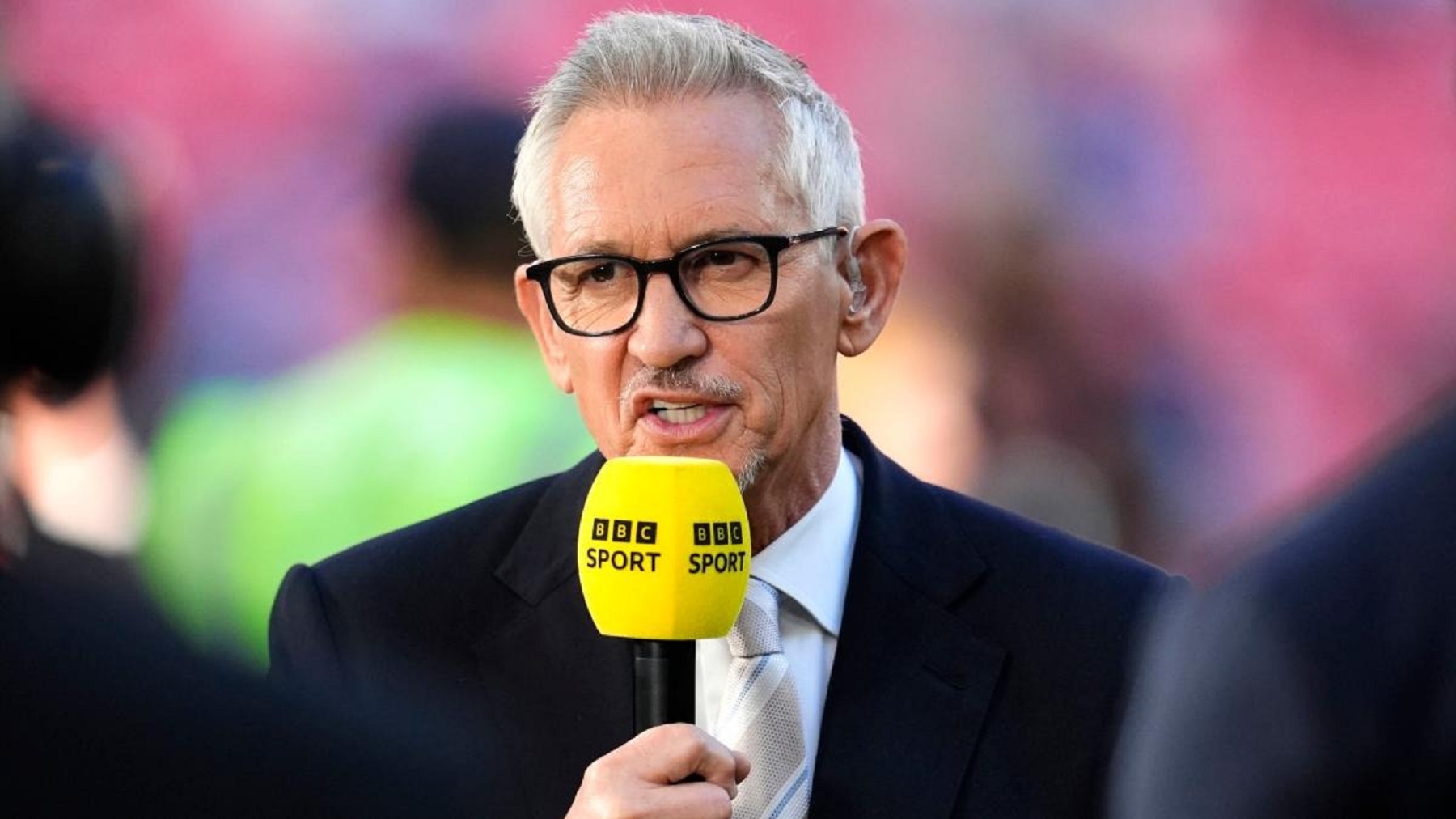 Escándalo en Inglaterra: una leyenda del fútbol abandona la TV tras un posteo antisemita