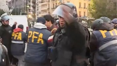 Impactantes imágenes: así agredieron a un fotógrafo en la marcha de los jubilados en el Congreso