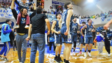 Atlético Regina festejó ante sugente y liquidó la serie ante Roca. (Foto: Gentileza/Paola Garrone)