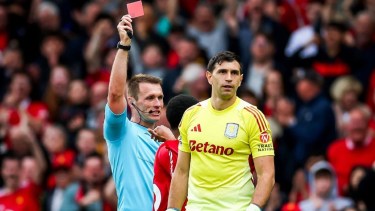 Emiliano Martínez fue expulsado en el que podría haber sido su último partido con Aston Villa.