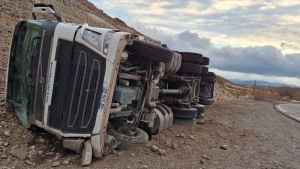 Video| Otra vez un camión cargado de salmones volcó en la Ruta 242 de Neuquén