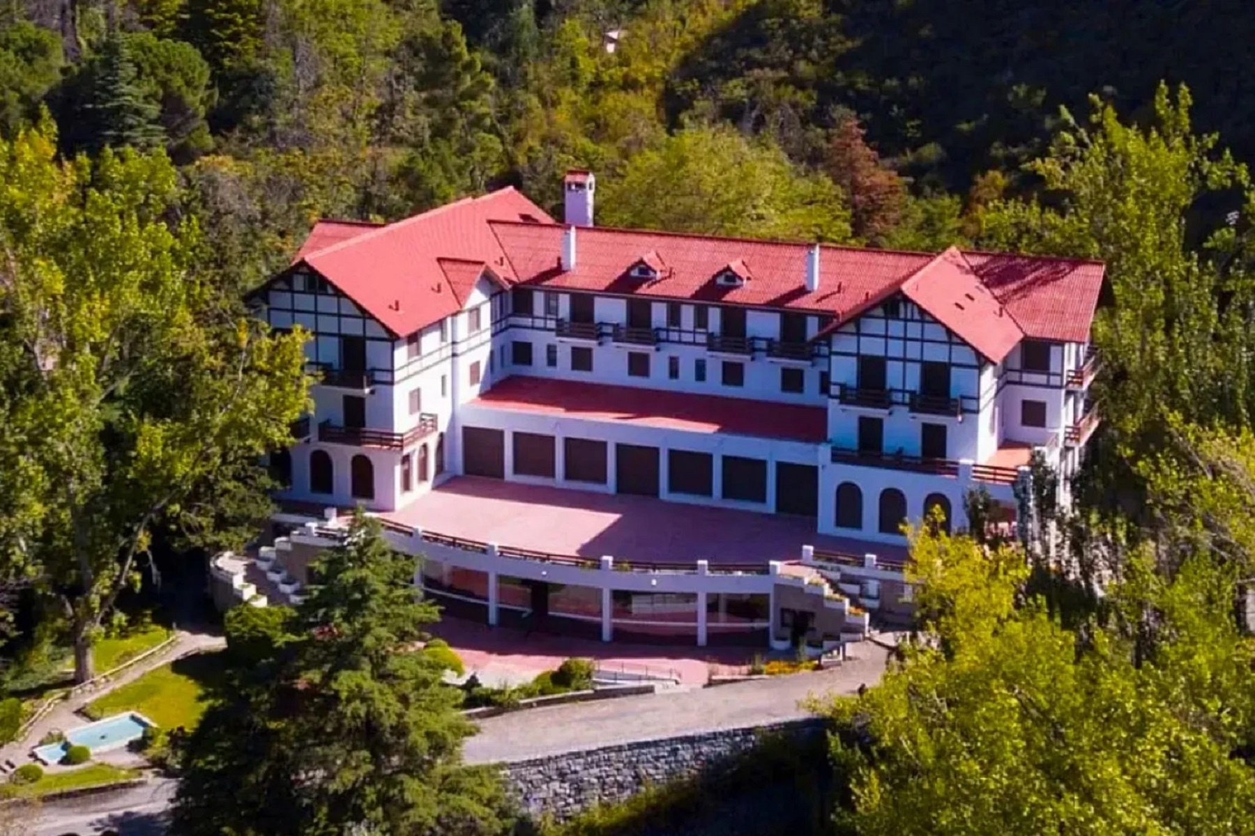 Mapa | Dónde queda el histórico hotel de lujo que reabrió sus puertas en la cordillera de los Andes