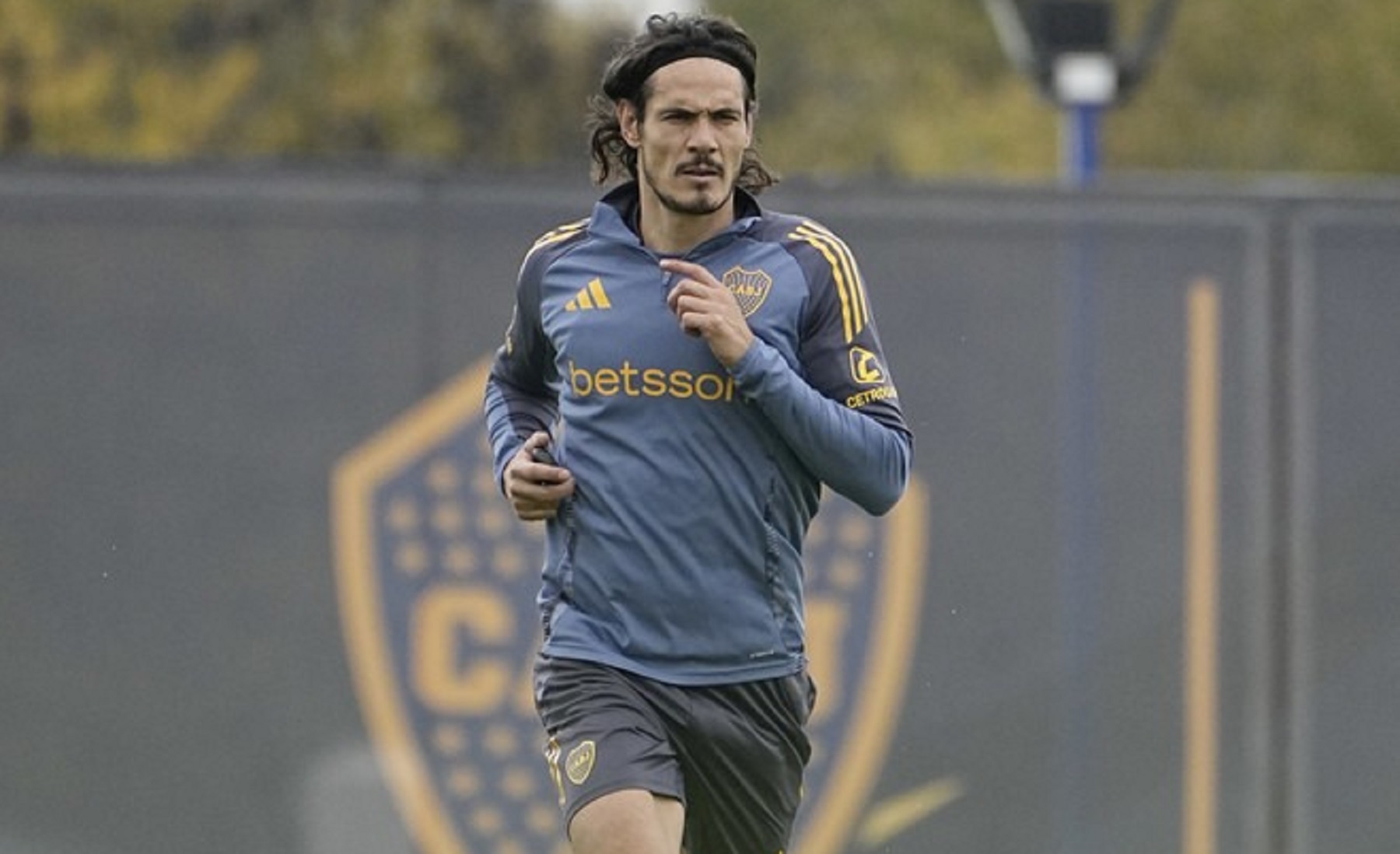 Edinson Cavani no se entrenó con el plantel y encendió las alarmas en Boca