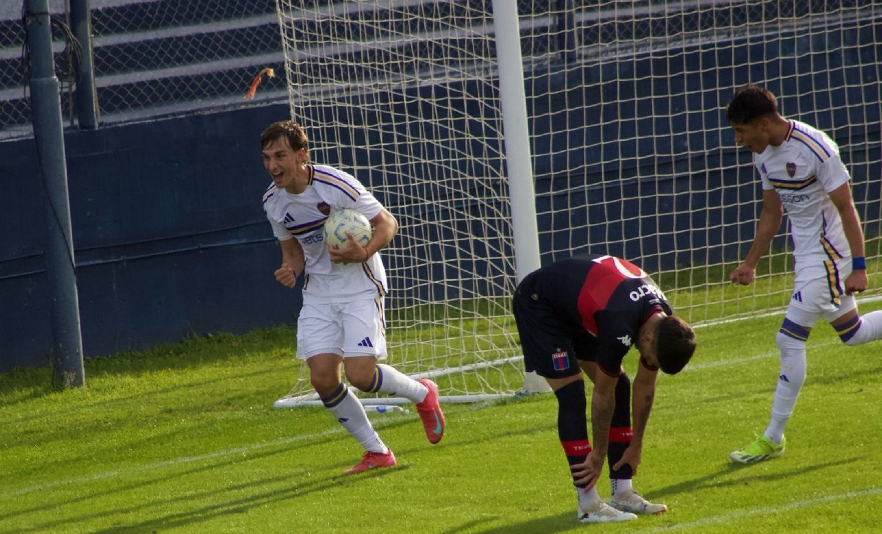 Con un gol del cipoleño Valentino Simoni, Boca clasificó puntero en la Copa Proyección