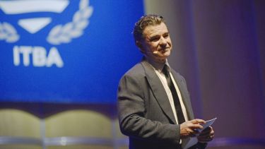 El CEO de Vista aconsejó a nuevos profesionales: «Poco se aprende sentado solo en una oficina»