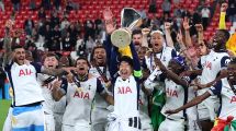 Imagen de Cuti Romero se consagró campeón con Tottenham de la Europa League